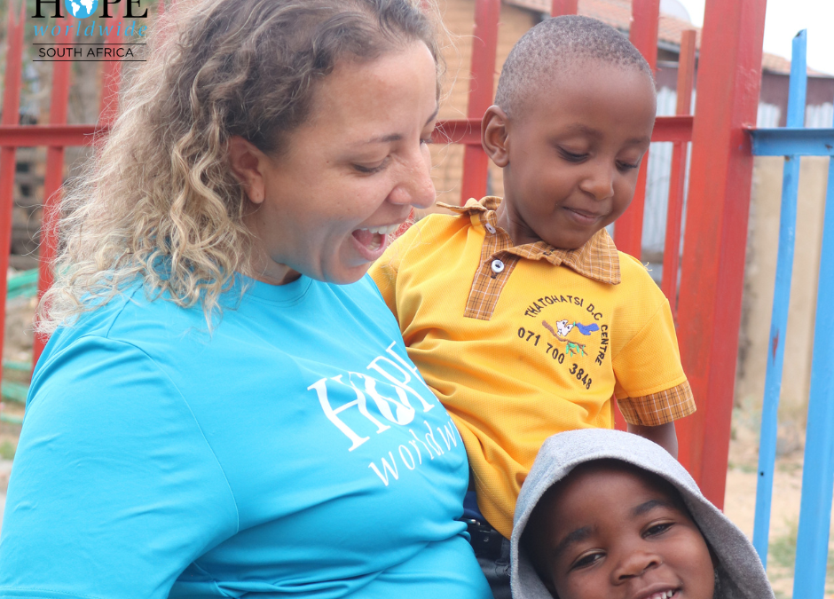 𝗔 𝗛𝗲𝗮𝗿𝘁 𝗳𝗼𝗿 𝗦𝗲𝗿𝘃𝗶𝗰𝗲: 𝗜𝗻𝘁𝗲𝗿𝗻𝗮𝘁𝗶𝗼𝗻𝗮𝗹 𝗛𝗢𝗣𝗘 𝗦𝗶𝗻𝗴𝗹𝗲𝘀 𝗖𝗼𝗿𝗽𝘀 𝗩𝗼𝗹𝘂𝗻𝘁𝗲𝗲𝗿𝘀 𝗣𝗮𝗿𝘁𝗻𝗲𝗿 𝘄𝗶𝘁𝗵 𝗣𝗿𝗲𝘀𝗰𝗵𝗼𝗼𝗹𝘀 𝗮𝗻𝗱 𝗣𝗮𝗿𝗲𝗻𝘁𝘀 𝘁𝗼 𝗦𝘂𝗽𝗽𝗼𝗿𝘁 𝗮𝗻𝗱 𝗟𝗲𝗮𝗿𝗻!